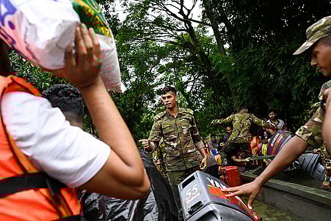 Bangladesh Floods: Bangladesh army personnel rescue people in a boat